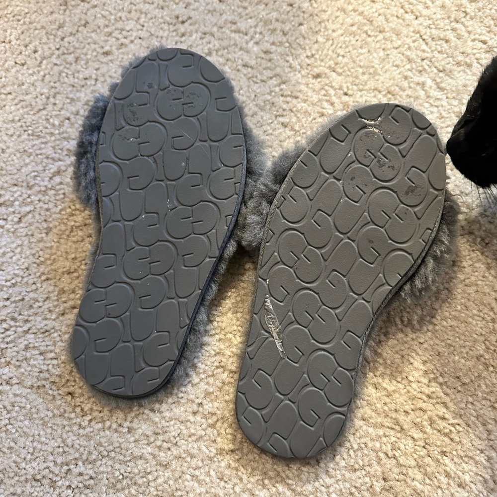 Ugg slippers Size 5 - Picture 2 of 3